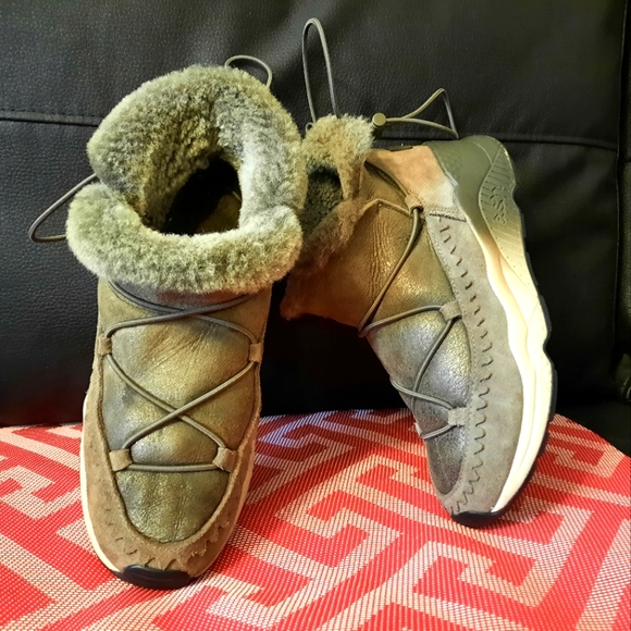 WINTER BOOTS WITH NATURAL FUR USED GENTLY size 6, $70 - Picture 2 of 7